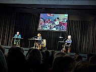 Die Schauspielerin Barbara Auer, der Hörbuchsprecher Jens Wawrczeck und die Autorin Anuschka Roshani während der Truman Capote Lesung in Senden.