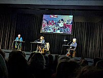 Die Schauspielerin Barbara Auer, der Hörbuchsprecher Jens Wawrczeck und die Autorin Anuschka Roshani während der Truman Capote Lesung in Senden.
